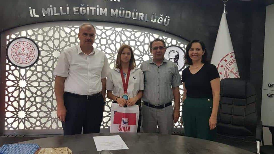 İl Milli Eğitim Müdürümüz Sayın Seyfullah OKUMUŞ, Kick Box Turnuvalarında 14 Mayıs 2022 tarihinde İstanbul'da DÜNYA 2.si olan Özel Söke Sınav Koleji Öğrencisi Elina Melis YILDIRIM'ı makamında kabul etti