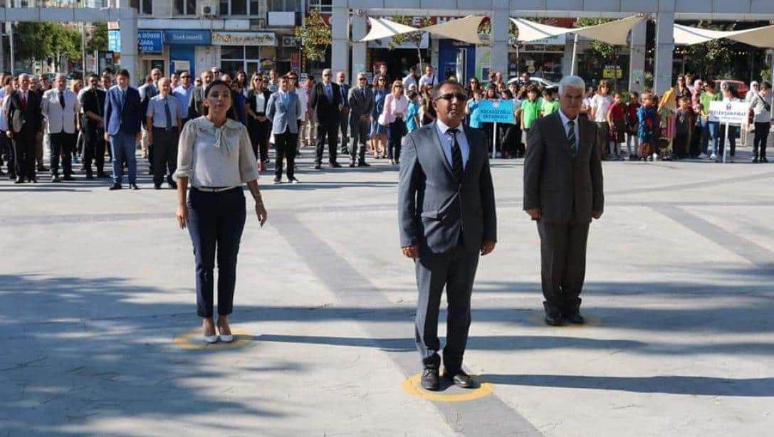 İlköğretim Haftası nedeniyle Atatürk Anıtı'na Çelenk Sunma Töreni yapılmıştır
