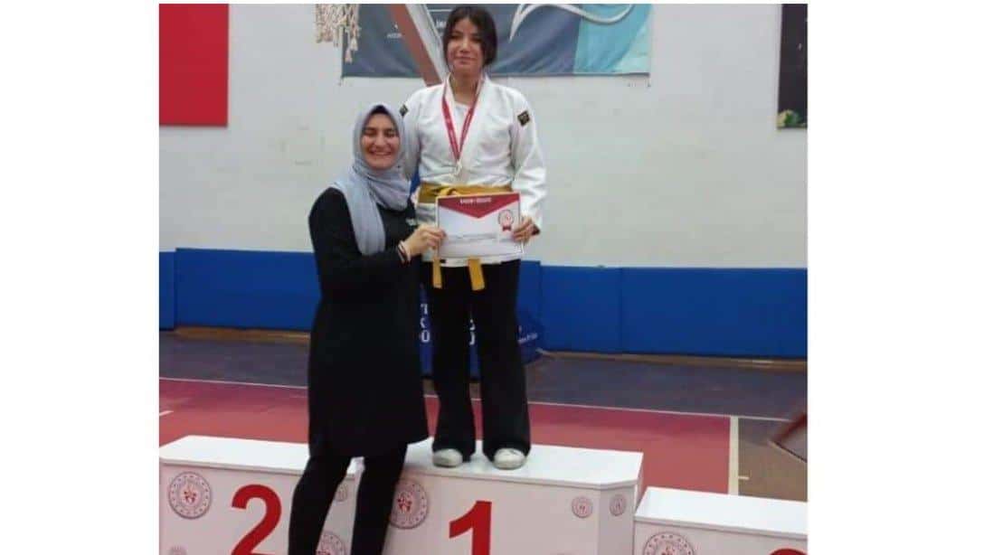 İlçemiz Adnan Menderes MTAL 10.Sınıf öğrencisi Fatma Karagöz liseler arası Genç Kızlar Judo Müsabakalarında İl 1.si oldu