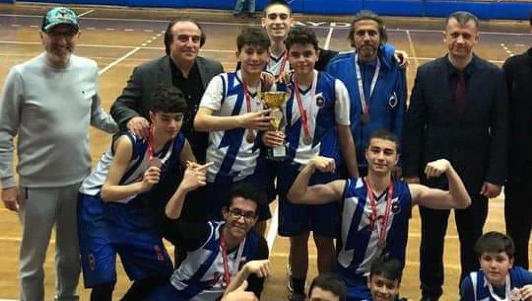Söke Atatürk Ortaokulu Yıldız Erkekler Basketbol Takımı Aydın'da yapılan okul sporları turnuvasında il 1.si olmuştur