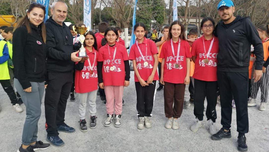 Aydın'da yapılan müsabakalarda Ali Rıza Efendi Ortaokulu Küçük Kızlar Bocce Takımı İl 1.si olarak Denizli'de yapılacak olan Bölge Şampiyonasına katılmaya hak kazandı