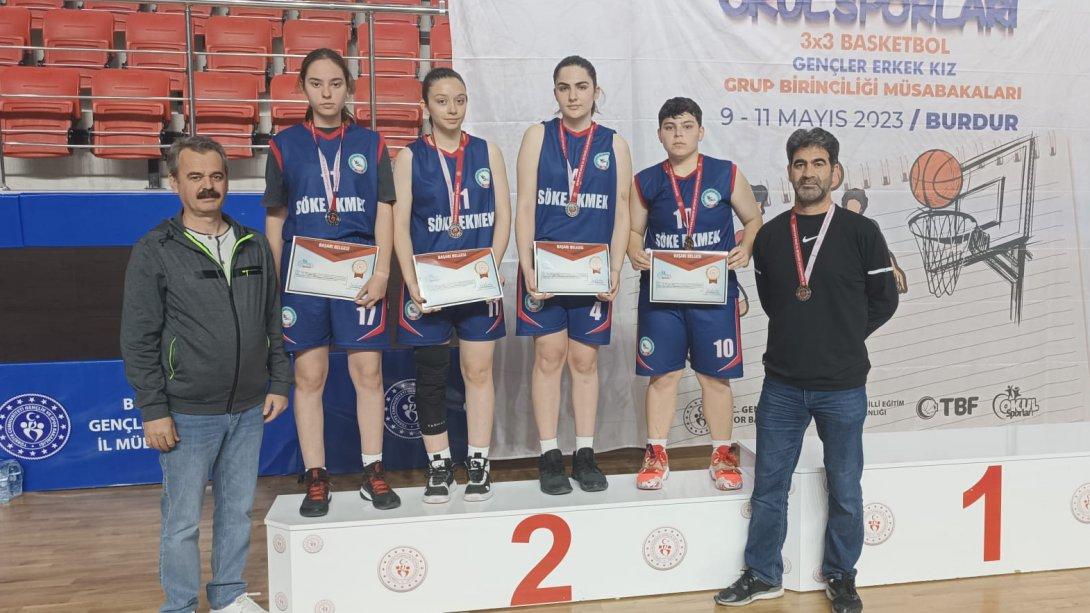 Aydın İl 1.si olarak Burdur'da yapılan grup maçlarına çıkan Yavuz Selim Anadolu Lisesi 3x3 Basketbol A Genç Kız Takımı grup 2.si olarak Türkiye Finallerine katılmayı hak kazandı
