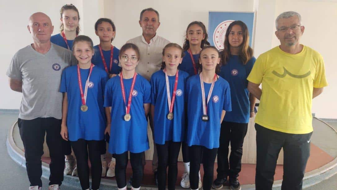 Amasya'da yapılan Okullar Arası Voleybol Turnuvası'nda TÜRKİYE ŞAMPİYONU olarak İlçemize büyük gurur yaşatan Behiye Hanım Ortaokulu Küçük Kızlar Voleybol Takımı'ndan Müdür beye ziyaret