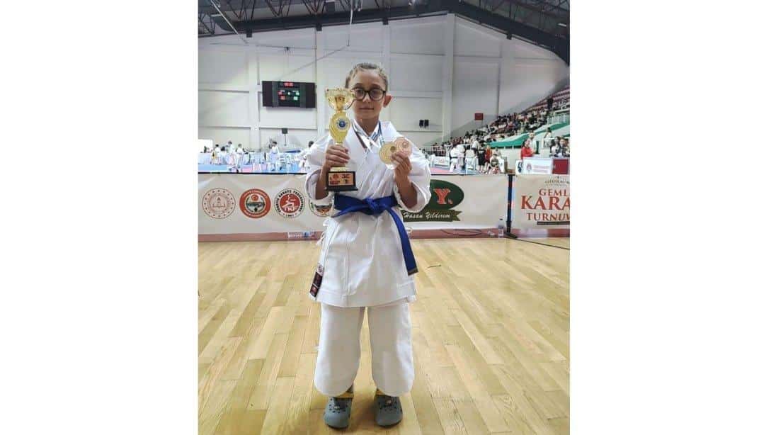 Bursa'da yapılan 4.Uluslarası Karate Turnuvası Minik Erkekler Kata Kategorisinde Vakıfbank İlkokulu 2. Sınıf öğrencimiz Mete VARDAR şampiyon olmuştur