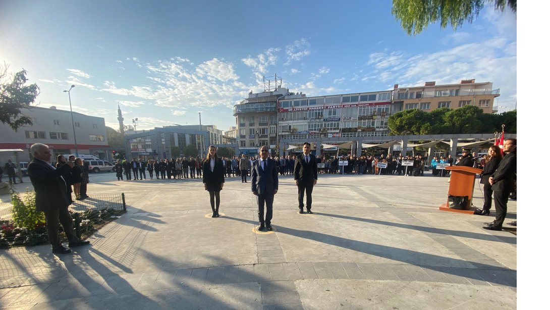 24 Kasım Öğretmenler Günü Kapsamında; İlçe Milli Eğitim Müdürümüz Sayın Şerafettin YAPICI tarafından Cumhuriyet Meydanındaki Atatürk Anıtına Çelenk Sunumu Gerçekleştirilmiştir.