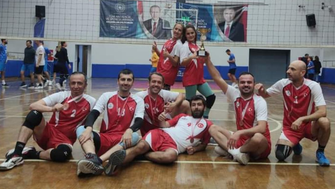 24 Kasım Öğretmenler Günü nedeniyle Aydın'da yapılan Öğretmenler Arası Voleybol Turnuvası'nda Söke İlçe Milli Eğitim Müdürlüğü Voleybol Takımı 3. oldu