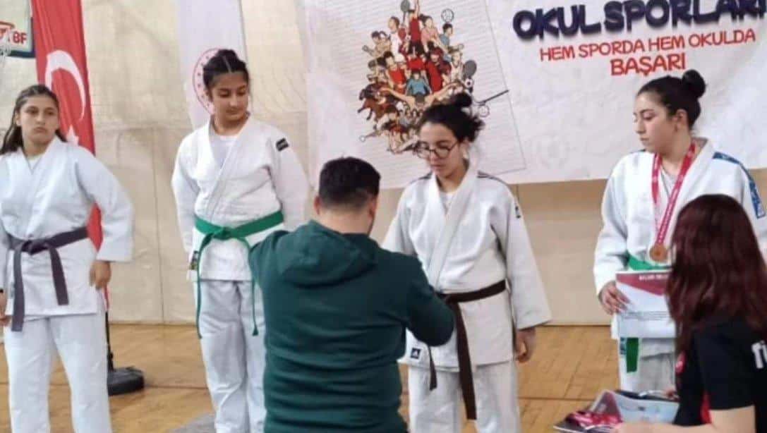Çeltikçi Ortaokulu 7. Sınıf  Öğrencimiz Güzel Nur TİMOÇİN Isparta'da yapılan Okullar Arası Judo Şampiyonasında TÜRKİYE 3.sü olmuştur