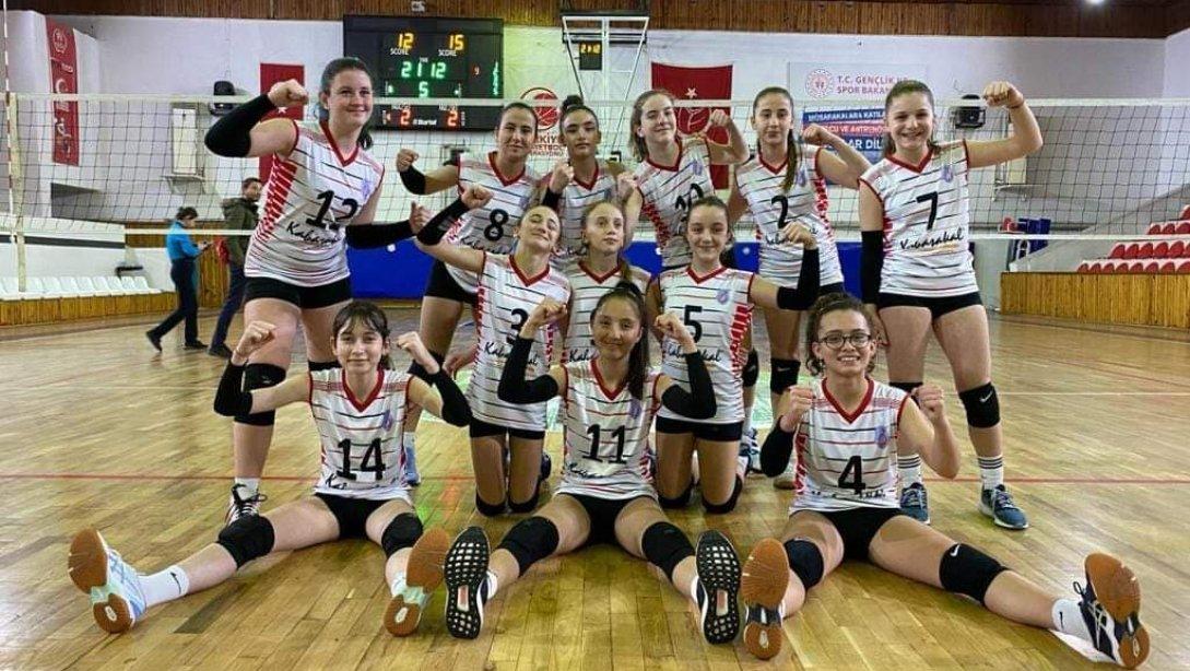 Behiye Hanım Ortaokulu Yıldız Kız Voleybol Takımı Muğla'da yapılan okullar arası voleybol turnuvasında Bölge 2.si olmuştur