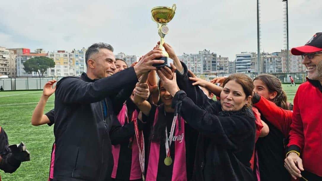 Aydın'da yapılan okullar arası futbol turnuvasında; Savuca Ortaokulu Yıldız Kız Futbol takımı İl 1.si olmuştur