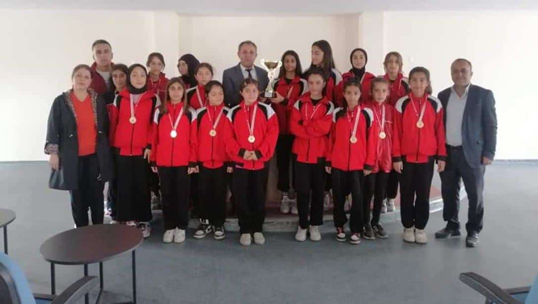 Aydın'da yapılan okullar arası futbol turnuvasında İl 1.si olan Savuca Ortaokulu Yıldız Kız Futbol takımı İlçe Milli Eğitim Müdürümüz Sayın Şerafettin YAPICI'yı ziyaret ettiler