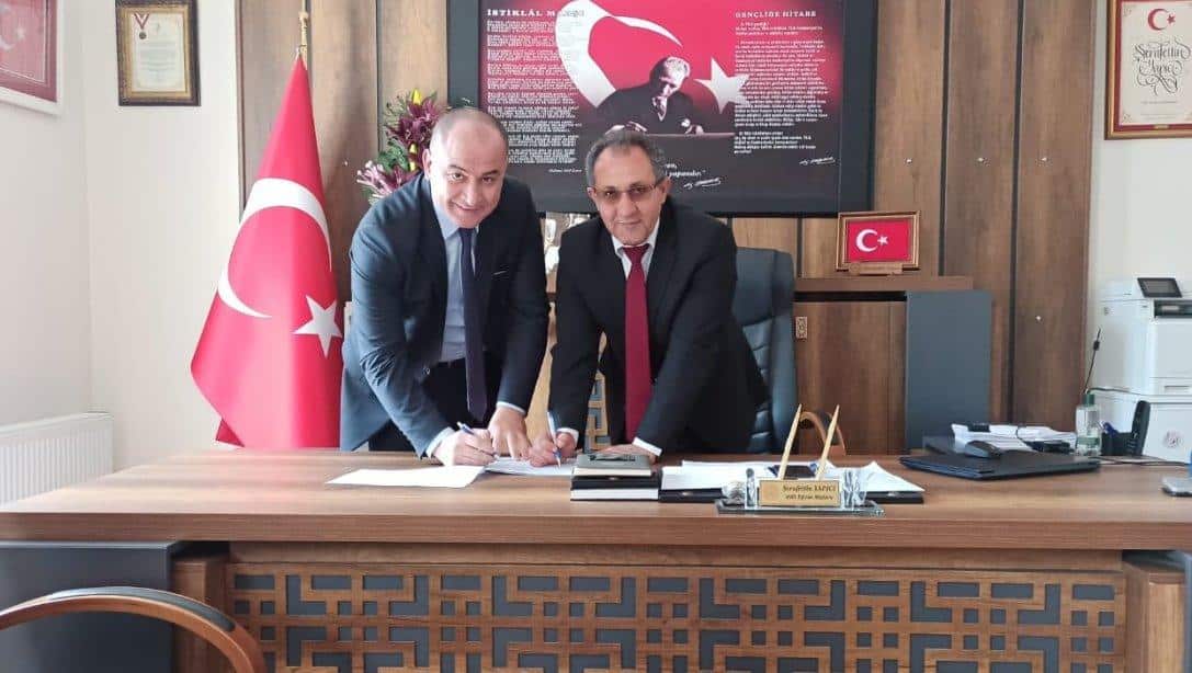 Promosyon anlaşmasının imza aşaması; İlçe Milli Eğitim Müdürümüz Sayın Şerafettin YAPICI ile Türkiye İş Bankası A.Ş Söke Şube Müdürü  Cemalettin AYDOĞAN'ın katılımı ile gerçekleştirilmiştir.