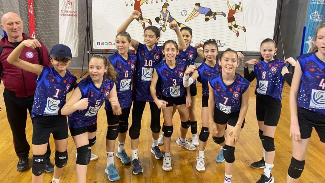 Behiye Hanım Ortaokulu Küçük Kızlar Voleybol Takımımız Denizli'de yapılan okullar arası voleybol turnuvasında bölge 1.si olarak Rize'de yapılacak olan Türkiye Şampiyonasında ilimizi temsil edecektir. 