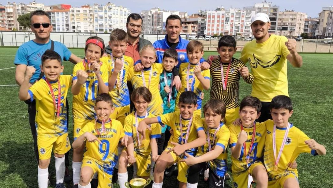 Aydın'da yapılan okullar arası futbol turnuvasında Alirıza Efendi Ortaokulu Küçük Erkekler Futbol takımı İl 1.si olmuştur.