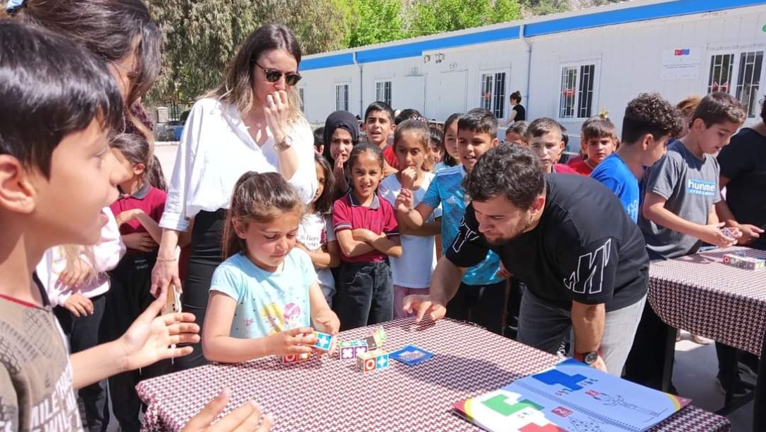 İşimiz Gücümüz Oyun Projesi kapsamında  Sazlıköy Hilmi Fırat İlkokulu ile  Öğretmen Nebahat Alpan İlkokulu öğretmen ve öğrencilerinin  katılımıyla 23 Nisan Etkinlikleri- Akıl ve Zeka Oyunları Şenliği gerçekleştirildi.