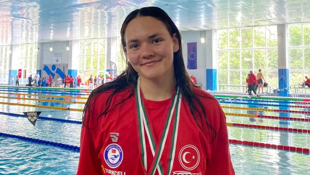 Söke Amerikan Kültür Koleji Anadolu lisesi öğrencisi Aleyna AYGÜN, Bulgaristan'ın Sofya Kentinde düzenlenen Tsvetnista X Tournament(Yüzme) müsabakalarında ülkemizi temsil ederek 200 m. Karışık'da 2. 200 m. Kurbağalama da ise 3. Olmuştur.