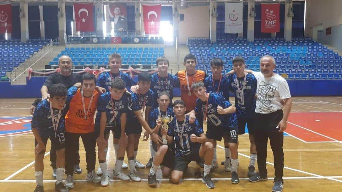 Aydın'da yapılan Okul Sporları Futsal Müsabakalarında; İlçemiz Hilmi Fırat Anadolu Lisesi B Genç Futsal Takımı İl 1.si olmuştur