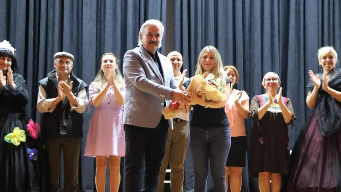 Söke Efes Sineması'nda  Kıryarlar Özel Eğitim Uygulama Okulu öğretmenleri ve tüm personeli  tarafından '' Beni Fark Et'' adlı tiyatro oyunu sahnelendi.