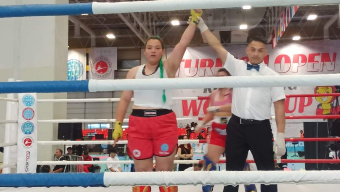 Söke Anadolu Lisesi öğrencimiz Özge GÜDER İstanbul'da yapılan Kick Boks turnuvasında Türkiye 1.si oldu. Şampiyon öğrencimizi tebrik eder emeği geçen herkese çok teşekkür ederiz.