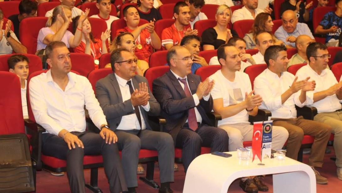 2023-2024 eğitim öğretim yılı içerisinde ilçemizde bulunan okul ve kurumlarımızın sportif sanatsal, kültürel, bilimsel vb. alanlarda başarılı olan öğrenci, öğretmen ve diğer çalışanlarımız için  ödül töreni yapıldı. 