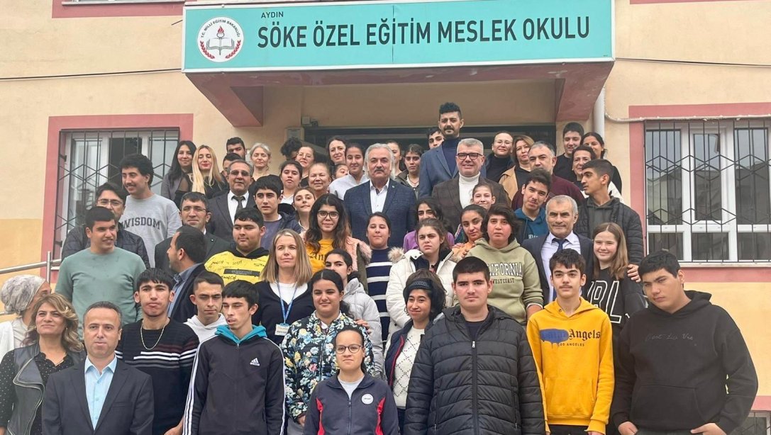 Kaymakamımız Sayın Ali AKÇA ve İlçe Milli Eğitim Müdürümüz Sayın Şerafettin YAPICI, Söke Özel Eğitim Meslek Okulunu ziyaret ettiler. 