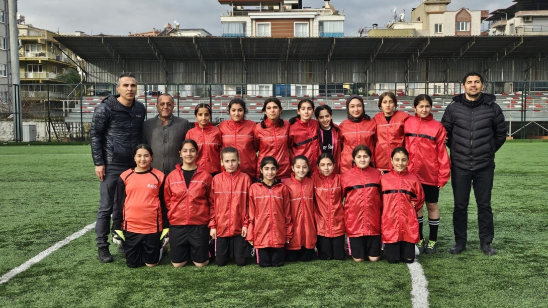 Savuca Ortaokulu Yıldız Kızlar Futbol Takımının Aydın İl Birinciliği