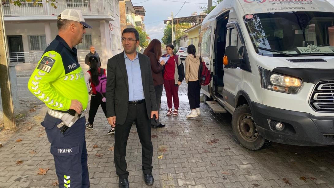 Bağarası Mahallesinde İlçe Milli Eğitim Müdürlüğümüz ve Jandarma Trafik personellerinin katılımıyla okul servis araçları denetlendi.