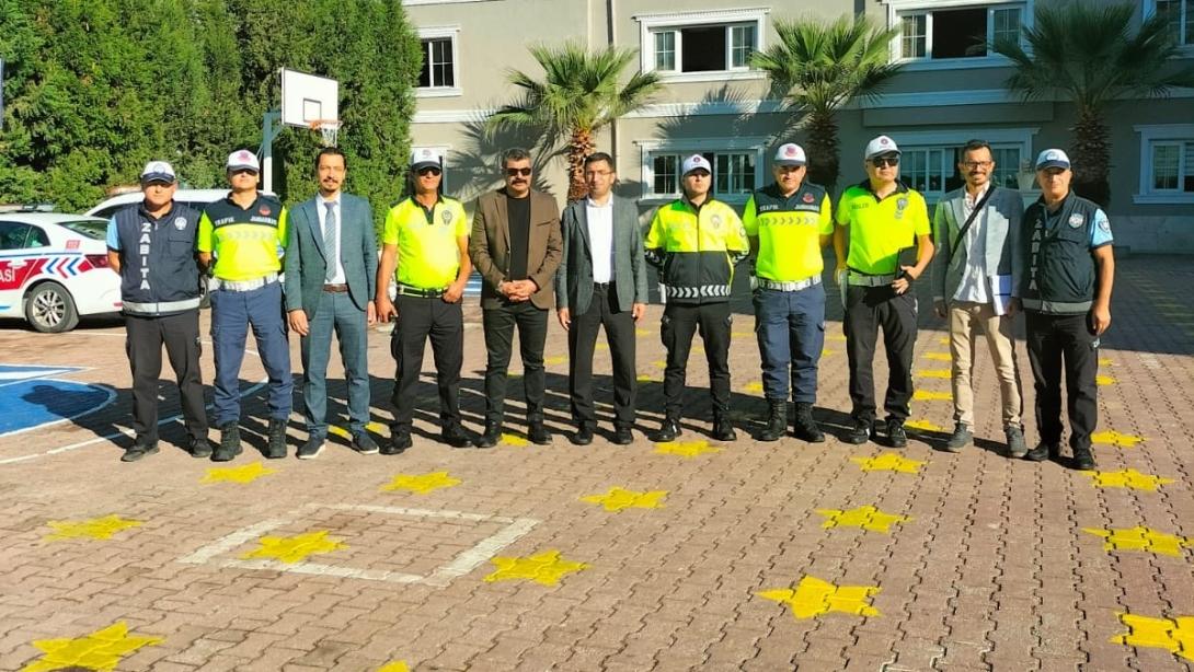 Öğrencilerimizin güvenli bir şekilde eğitim ortamlarına ulaşabilmeleri için İlçe Milli Eğitim Müdürlüğümüz, İlçe Trafik ve Jandarma Trafik personellerinin katılımıyla okul servis araçları denetlendi.